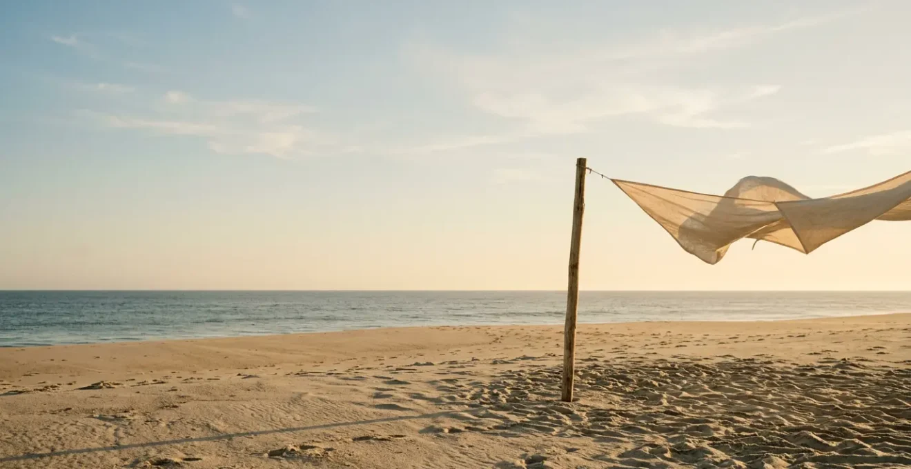 Installation d'un camp de base à la plage avec différentes solutions d'ombrage pour une journée en famille