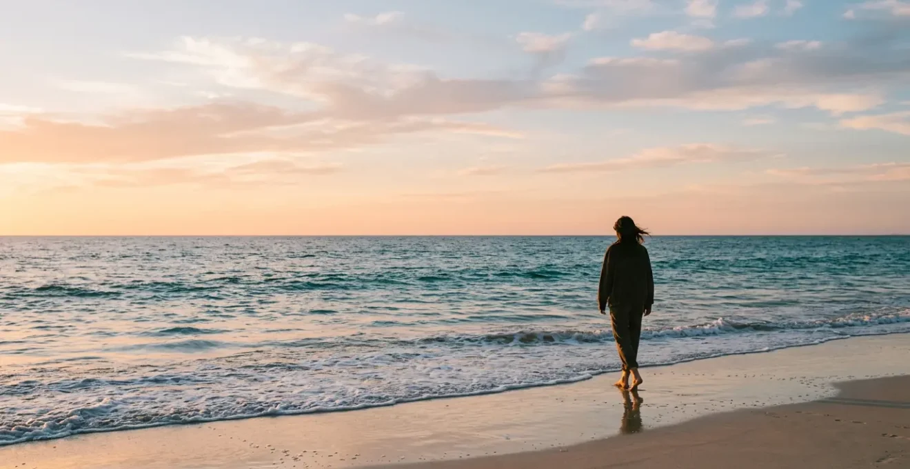 Femme paisible contemplant l'immensité de l'océan au bord de l'eau, ambiance apaisante et méditative