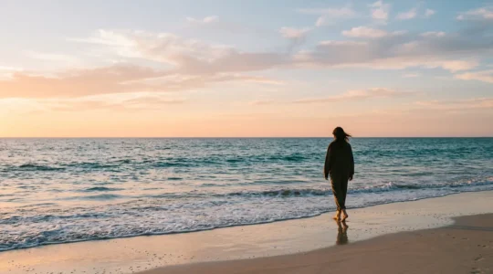 Femme paisible contemplant l'immensité de l'océan au bord de l'eau, ambiance apaisante et méditative