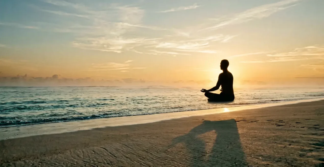 Personne en posture de méditation face à l'horizon océanique au lever du soleil
