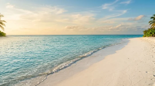 Paysage tropical idyllique avec eaux turquoise et sable blanc pour voyage de noces