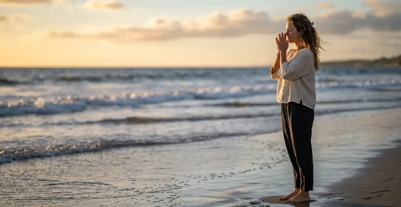 Personne les yeux fermés respirant face à l'océan, sensations tactiles et immersion sensorielle à la plage