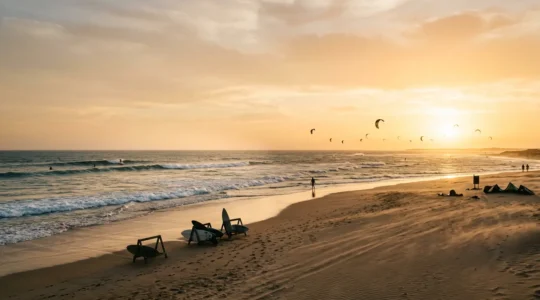 Comparaison visuelle entre surf et kitesurf sur une plage dynamique