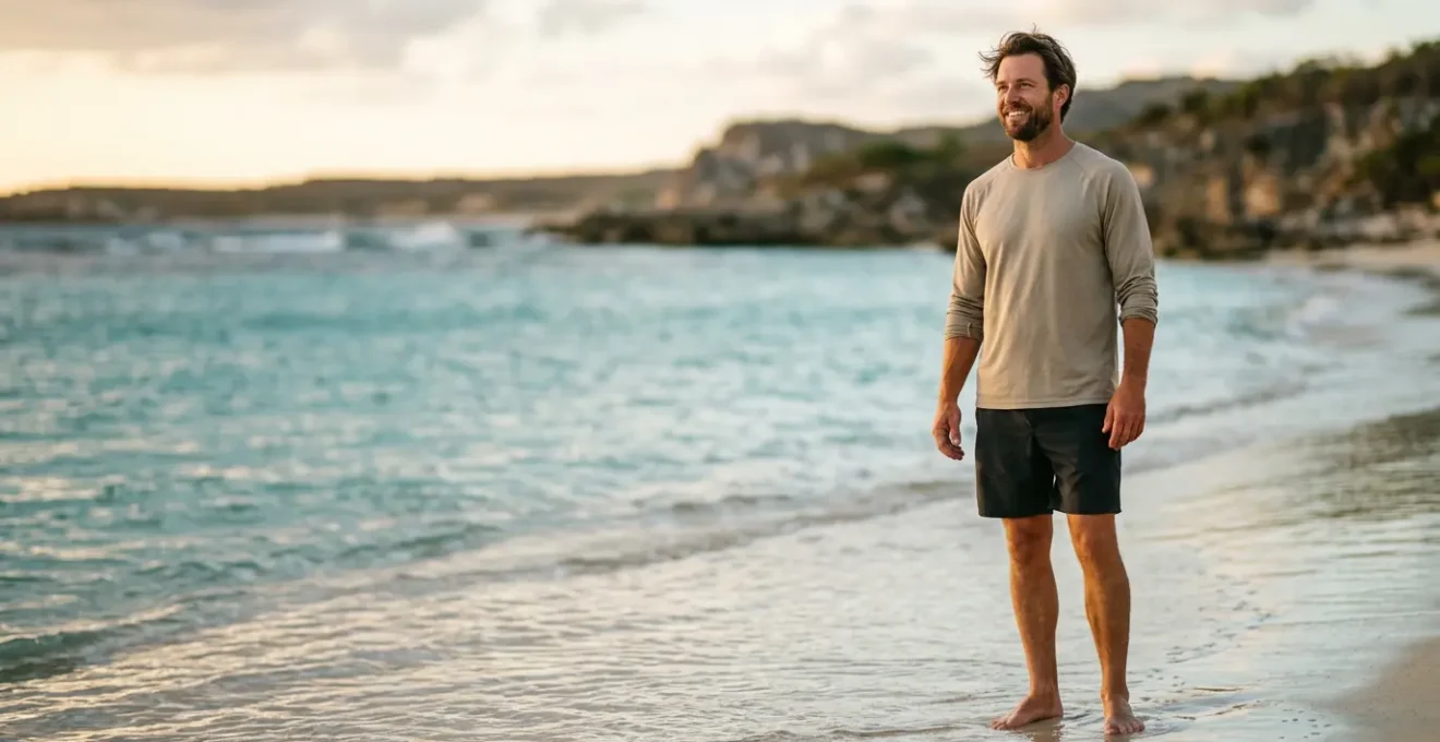 Voyageur portant un t-shirt anti-UV technique en bord de mer sous le soleil