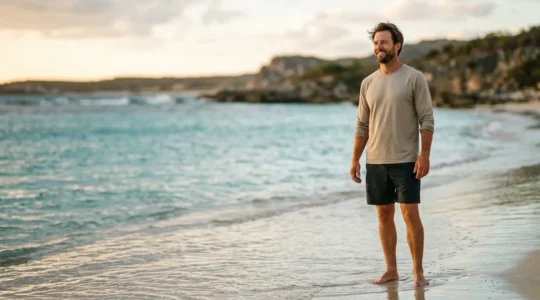 Voyageur portant un t-shirt anti-UV technique en bord de mer sous le soleil