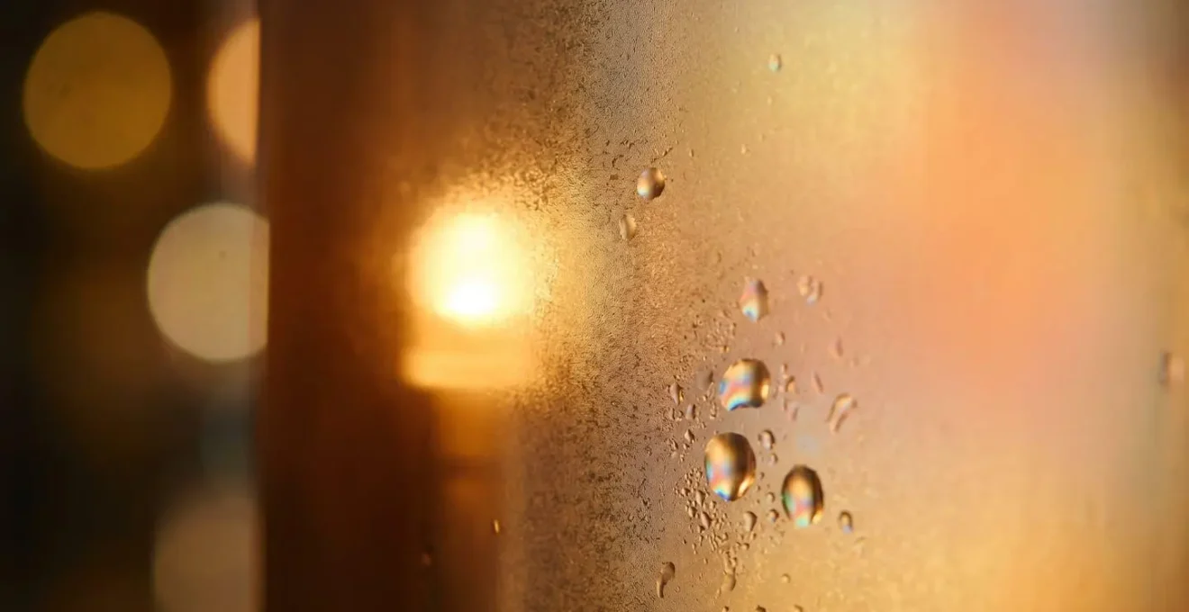 Éclairage doux et tamisé avec LED colorées créant une ambiance relaxante dans un espace bien-être