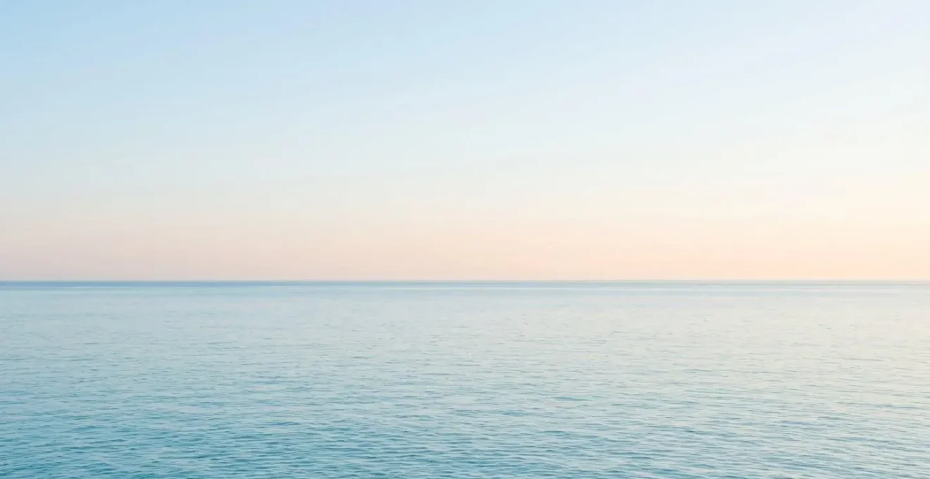 Vue contemplative de l'horizon marin avec ligne d'eau parfaitement horizontale