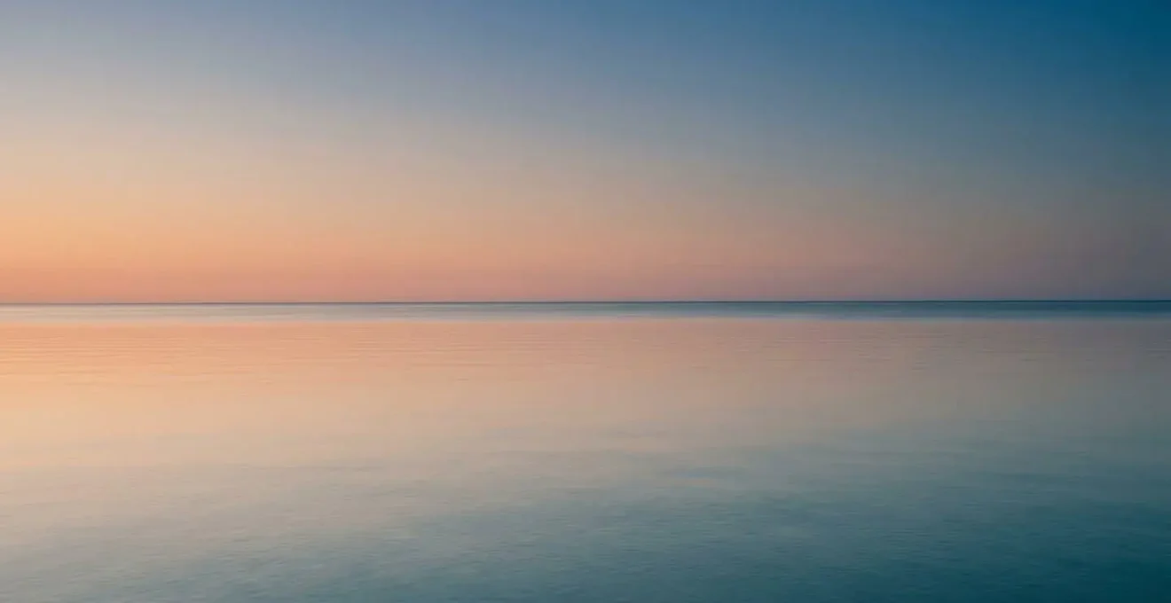 Horizon océanique minimaliste au crépuscule, invitant à la méditation et à la contemplation.
