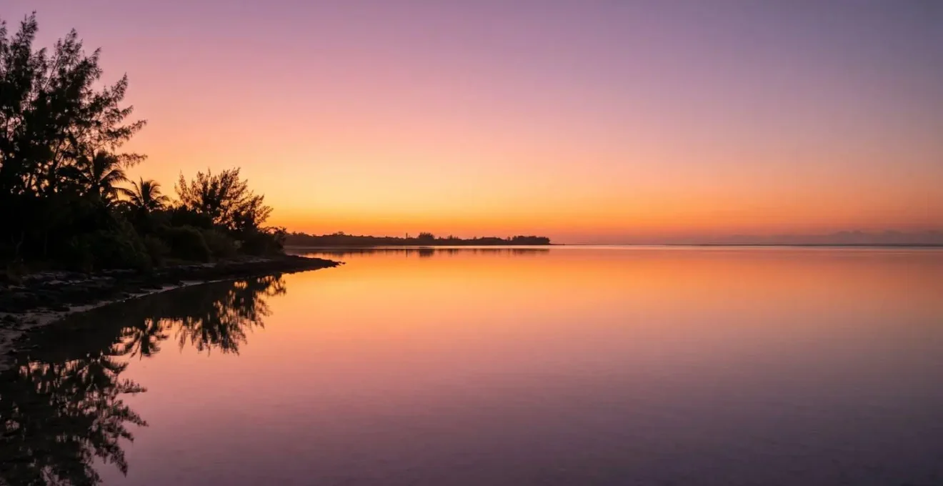 Lagon calme reflétant parfaitement le ciel coloré du coucher de soleil avec effet miroir sur l'eau