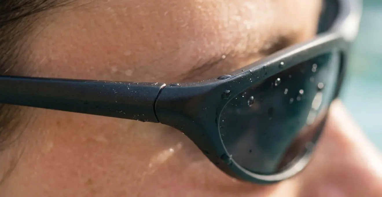 Lunettes de soleil enveloppantes avec protection latérale près de l'eau