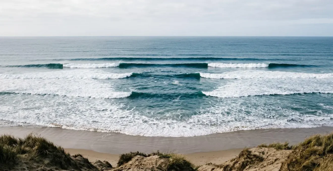 Vue depuis le rivage montrant les séries de vagues de l'océan avec zones de calme et canaux visibles
