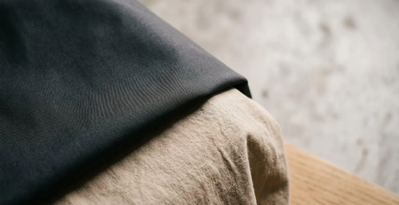 Détail d'un tissu technique urbain mat avec finition non brillante pour vêtements de ville performants
