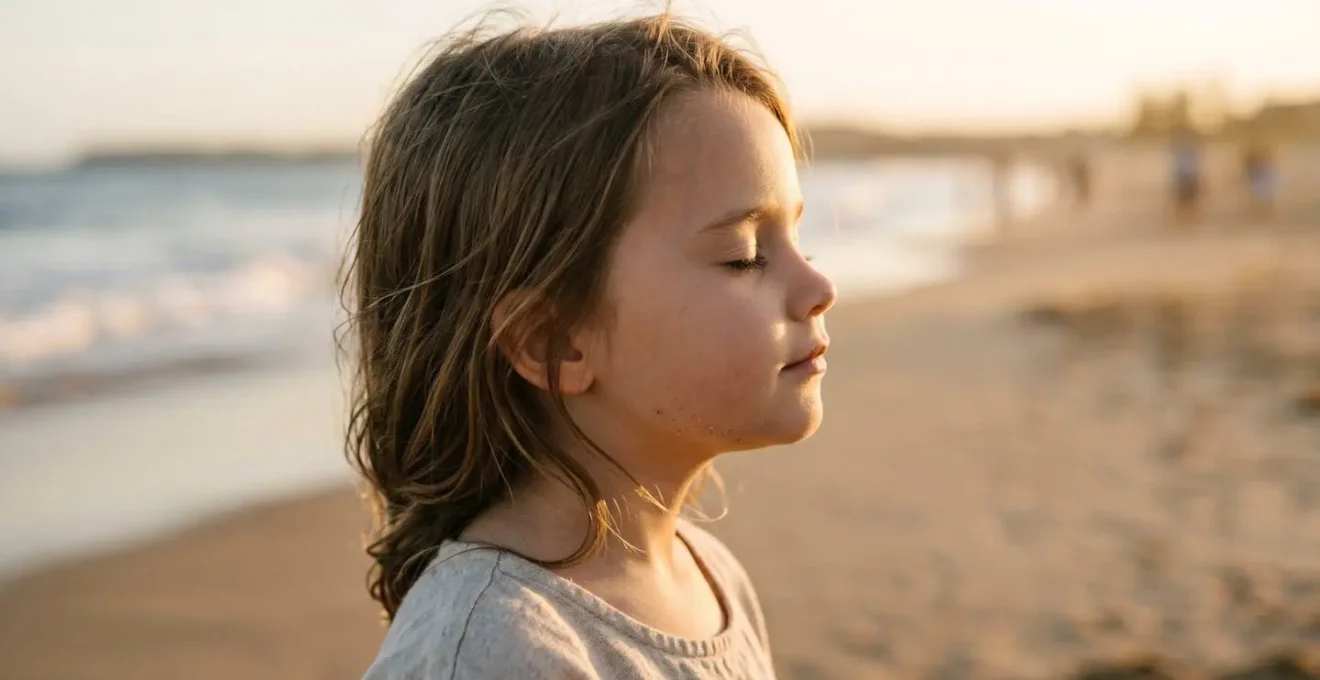Portrait serré d'un enfant paisible écoutant le son des vagues avec expression de sérénité